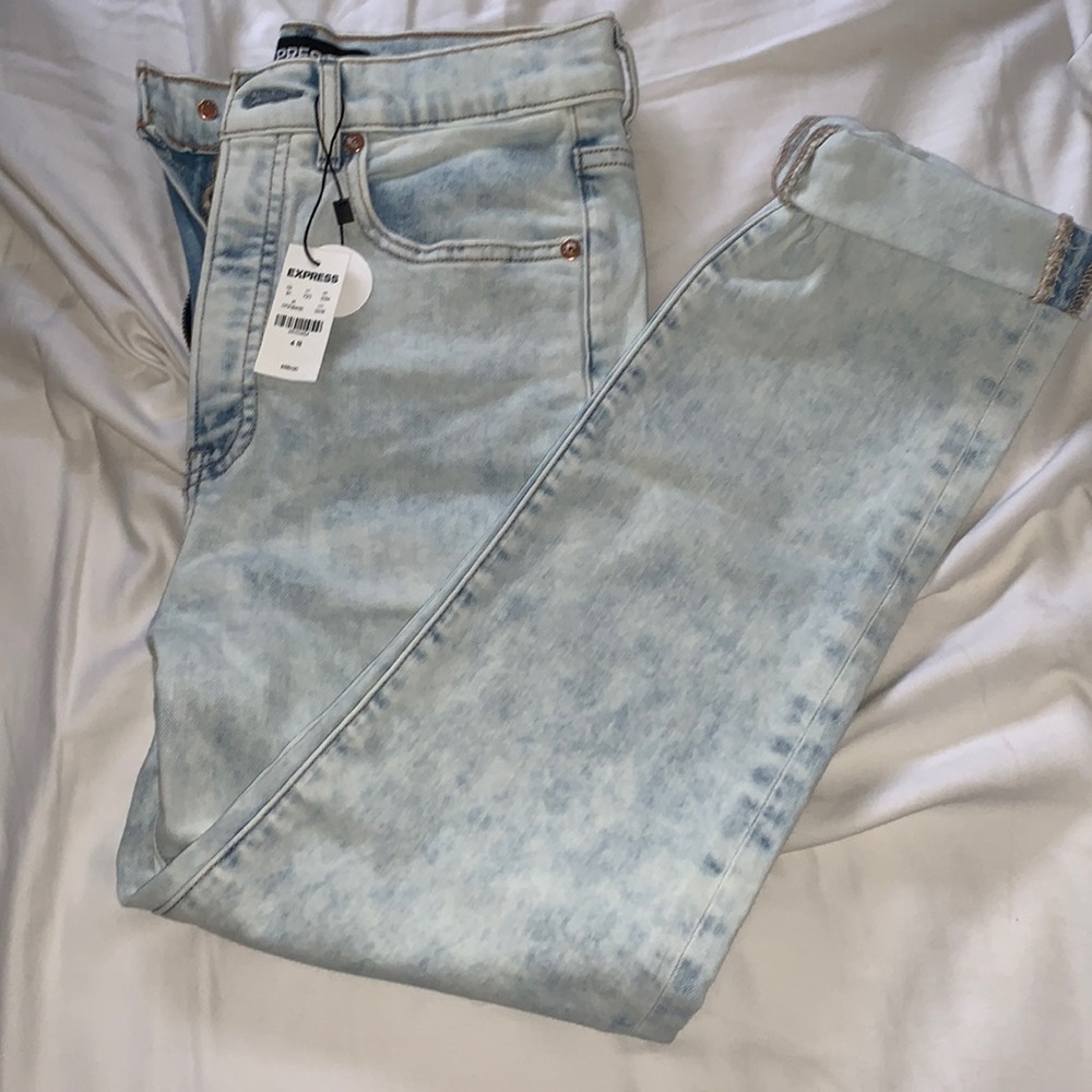 Express jeans . Beautiful and BRAND NEW. They do not fit ..